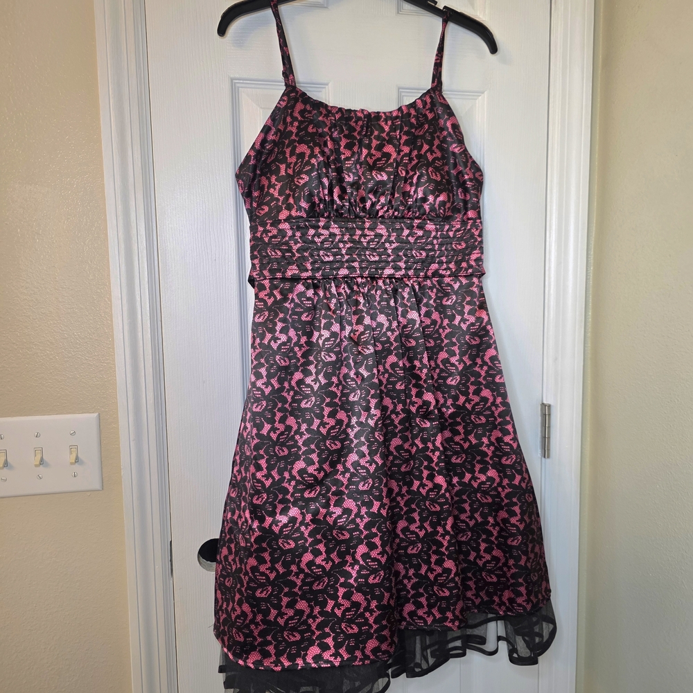 B. Smart Pink and Black Lace Print Rockabilly Dress